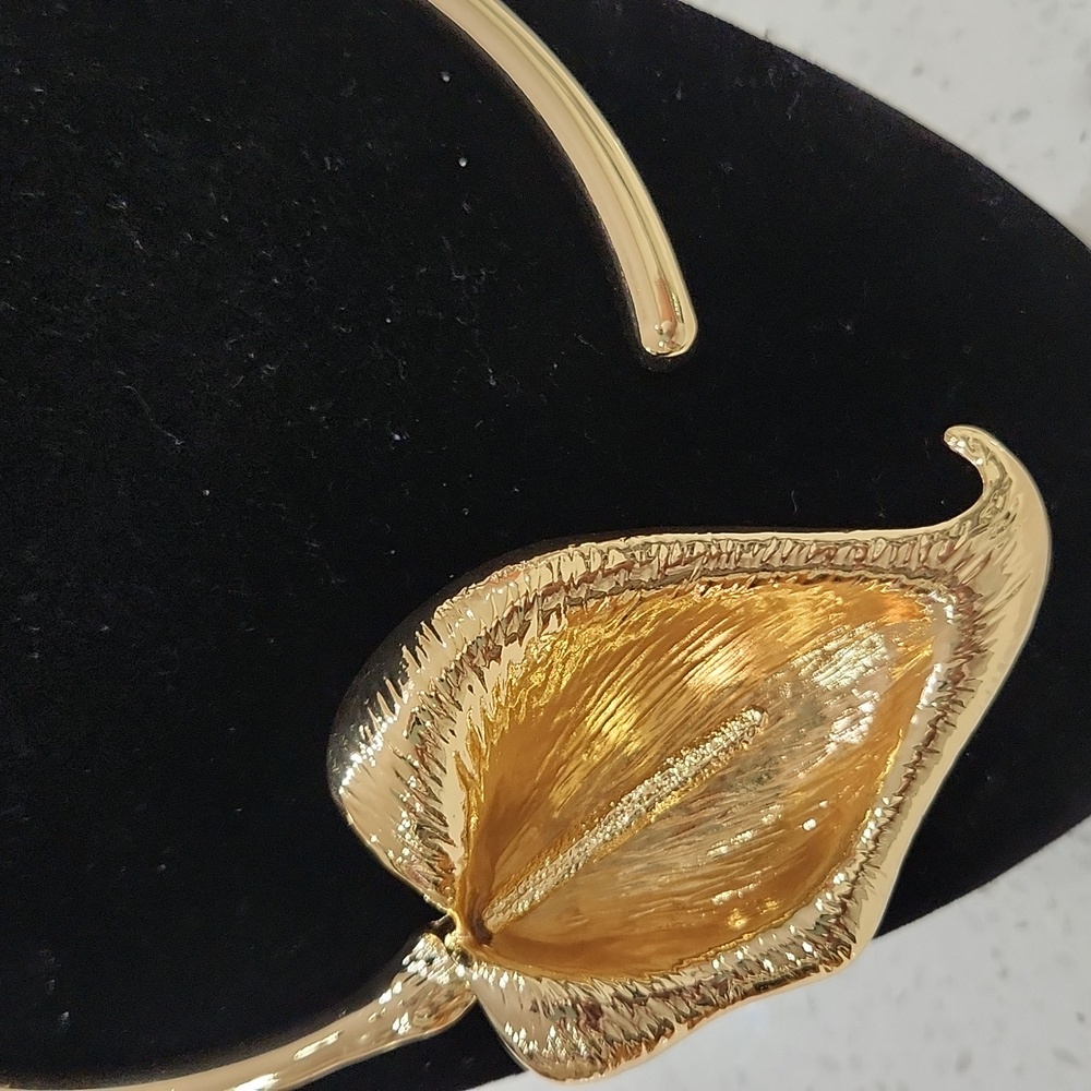 💛▪️Camila Coelho▪️ Gold Tone Calla Lily Statement Choker Floral Necklace - Picture 8 of 13